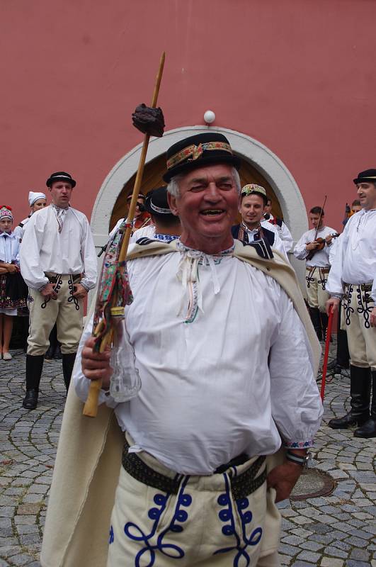 Bohatý kulturní program i pochutiny a tradiční nápoje z jednotlivých vesnic, tím se tradičně prezentoval na 16. ročníku Slováckých slavností vína a otevřených památek mikroregion Východní Slovácko.