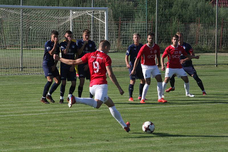 Fotbalisté Uherského Brodu (červené dresy) v prvním kole MSFL remizovali s béčkem Slovácka 3:3.