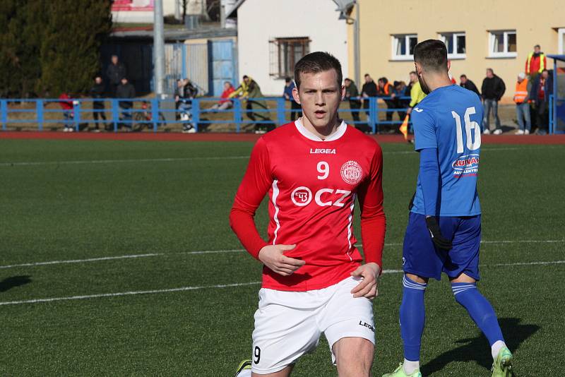 Fotbalisté Uherského Brodu (červené dresy) v 19. kole MSFL podlehli doma na Lapači Otrokovicím 2:3.