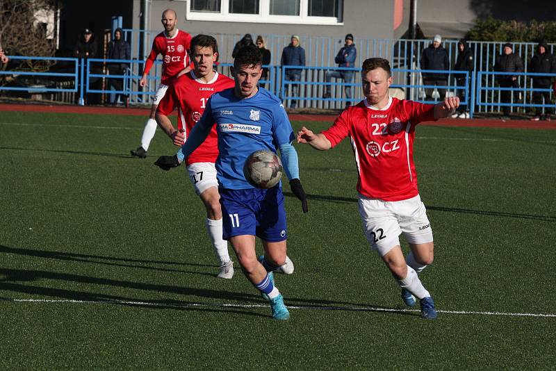 Fotbalisté Uherského Brodu (červené dresy) v 19. kole MSFL podlehli doma na Lapači Otrokovicím 2:3.