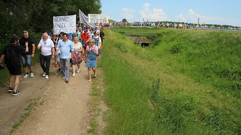 Protestní pochod na ochranu zdroje pitné vody u Uherského Ostrohu pořádaný spolkem Za vodu pro lidi, 13. června 2020