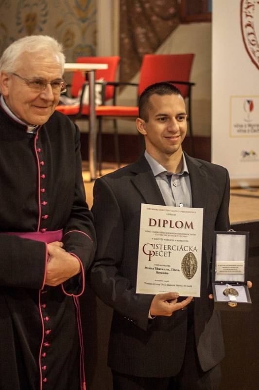 Na mezinárodní výstavě Cisterciácká pečeť se sešly tři stovky znalců i příležitostných ochutnávačů degustátory hodnocených mešních a košer vín.