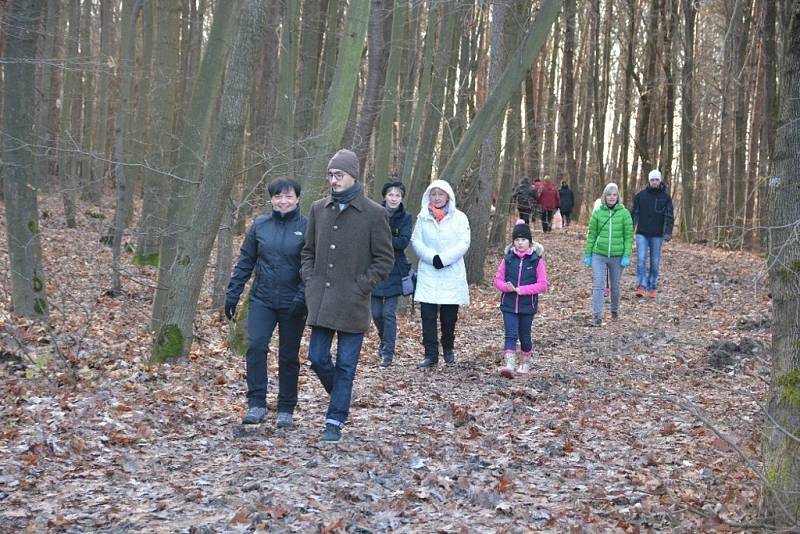 Stovky lidí zavítaly o Silvestru před polednem na místo mezi Vlčnovem a Drslavicemi, kde ještě ve druhé půli minulého století stával zámeček hraběte Kounice Pepčín.