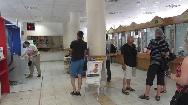 Na pobočce České pošty v Uherském Hradišti se nepřetržitě tvoří fronty, v nichž čekají návštěvníci na vyvolání svého čísla.