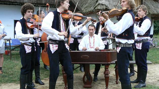 Cimbálová muzika Harafica na letošní Strážnici. 