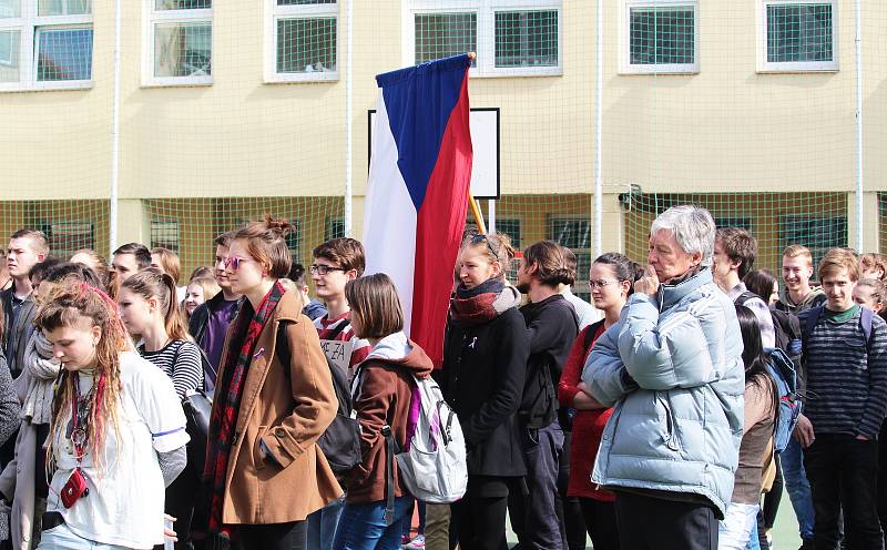 Studenti středních a vysokých škol v poledne vyšli před budovy škol, aby v rámci výzvy Vyjdi ven upozornili na (ne)dodržování ústavních zvyklostí a vyjádřili nesouhlas s přístupem nejvyšších politických činitelů k ústavě.