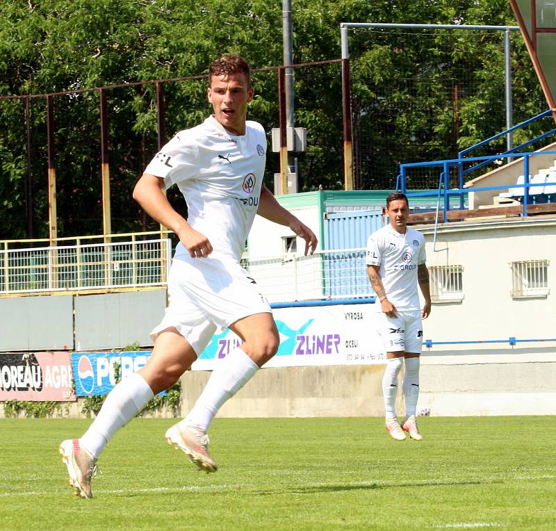 Fotbalisté Slovácka (v bílých dresech) účastníka druhé nejvyšší soutěže porazili jednoznačně 5:0.