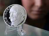 Stříbrná pamětní medaile připomíná 100 let od narození Jiřího Trnky.