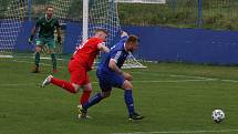 Fotbalisté Kunovic (modré dresy) ve 3. kole krajské I. A třídy skupiny B podlehli Újezdci 1:4.