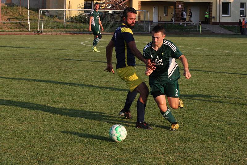 Fotbalisté Prakšic (modrožluté dresy) v I. kole krajského poháru Zlínska podlehli favorizované Nivnici 0:3.