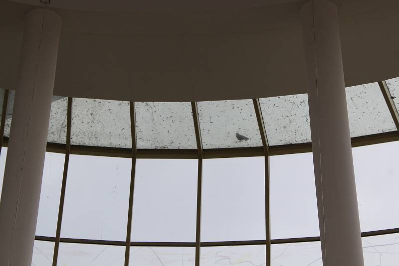 Okna od holubího trusu ve staroměstském kostele Svatého Ducha.