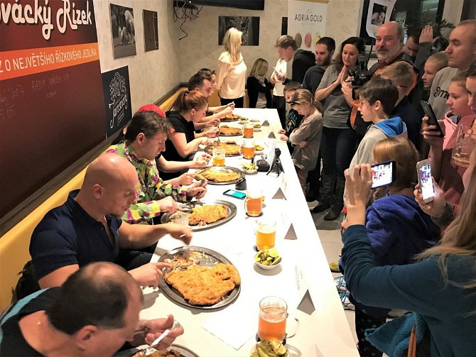 Už 5. ročník jedlíkovské soutěže Slovácký řízek 2020, tedy klání v pojídání dvoukilových řízků Sloní ucho, se uskuteční v sobotu 15. února od 17.30 v Café bistru Rybníček ve Starém Městě.