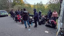 Zadržení migrantů na přechodu ve Starém Hrozenkově.