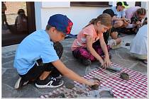 Kluci a holky si denně odnášejí z příměstského tábora v Muzeu tupeské keramiky nezapomenutelné zážitky.
