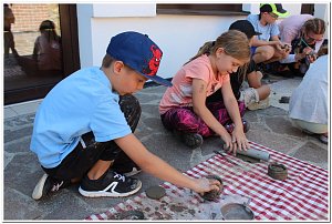 Kluci a holky si denně odnášejí z příměstského tábora v Muzeu tupeské keramiky nezapomenutelné zážitky.