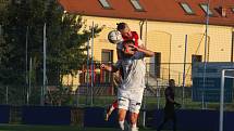 Fotbalisté Slovácka B (bílé dresy) ve středečním vloženém zápase 17. kola MSFL zdolali Viktorii Otrokovice 4:0.