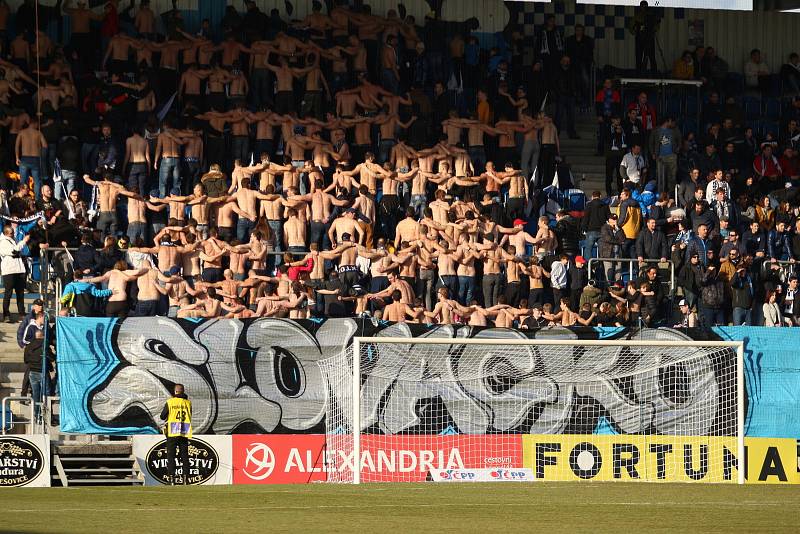 Fotbalisté Slovácka (v bílých dresech) proti Baníku Ostrava