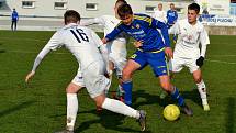 Starší dorostenci Slovácka (bílé dresy) v 15. kole Moravskoslezské ligy zdolali Jihlavu 2:1.