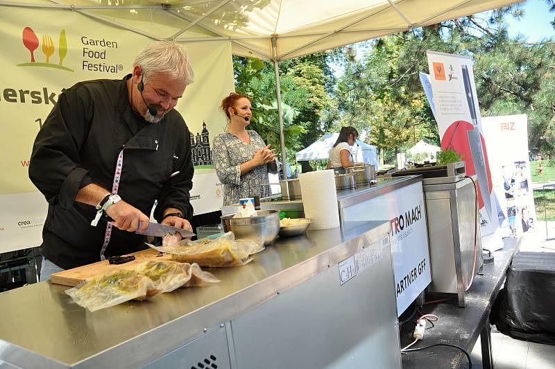 Finalista televizní soutěže MasterChef Josef Nemrava připravuje své menu na Garden Food Festivalu ve Smetanových sadech v Uherském Hradišti; sobota 22. srpna 2020