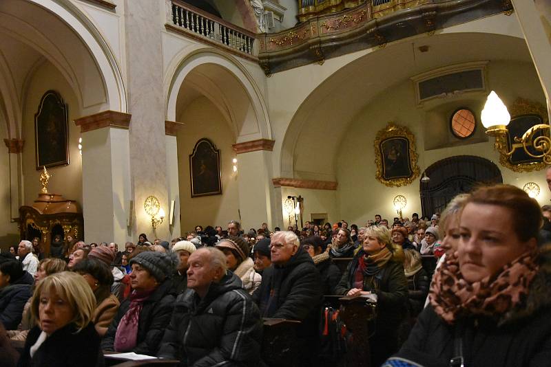 Benefičním koncertem v kostele sv. Františka Xaverského v Uherském Hradišti provázel herec Jan Přeučil.