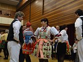 Krojový ples v Popovicích doplnila moravská beseda napříč generacemi.