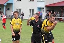 Fotbalisté Bílovic (červené dresy) na úvod nové sezony okresního přeboru Uherskohradišťska doma podlehli Strání B 2:4.