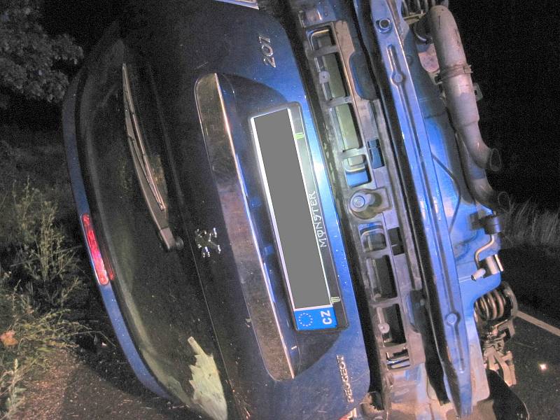 Tři osoby odvezeny do nemocnice po nehodě Peugeotu v Bílovicích