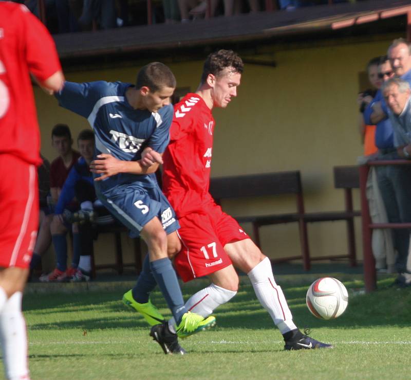 Fotbalisté Uherského Brodu (v červeném) v posledním zápase divize D  se Slavičínem uhráli pouze bezbrankovou remízu.