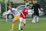 Stanislav Josefík (v červeném) se v posledním duelu s Valašským Meziříčím snaží uniknout svému strážci.