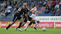 1. FC Slovácko - FK Příbram. Václav Ondřejka soupeřům během zápasu často ukazoval záda. Vlevo příbramský Pavel Ricka.