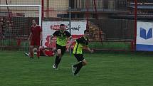 Fotbalisté Jalubí (žlutočerné dresy) v semifinále Poháru OFS Jarošovský pivovar zdolali Nedakonice 3:0.