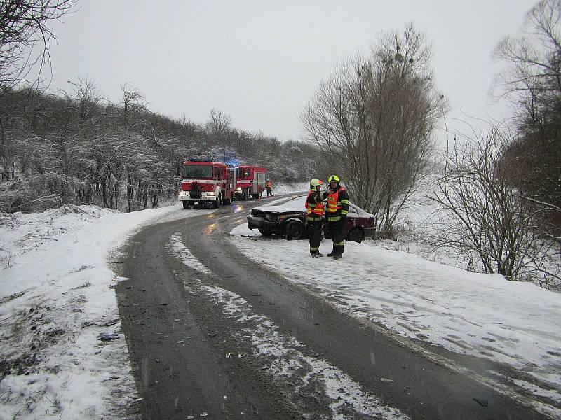 Ledovka na Boží hod potrápila řidiče. Hasiči museli odpoledne během 80 minut zasahovat hned u pěti nehod na Uherskohradišťsku a Vsetínsku, 25. 12. 2021