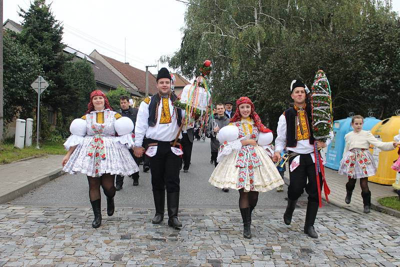 V Topolné se i přes nepřízeň počasí vydalo na šestnáct tanečních páru požádat starostu o povolení v čele se staršími stárky Davidem Dujíčkem a Annou Šmídovou. V roli mladších stárků se představili Helena Mikošková a Marek Levec.