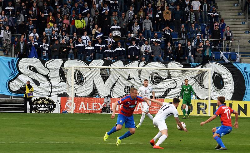 Fotbalisté Slovácka (v bílých dresech) ve 27. kolo FORTUNA:LIGY podlehli Plzni 0:1.