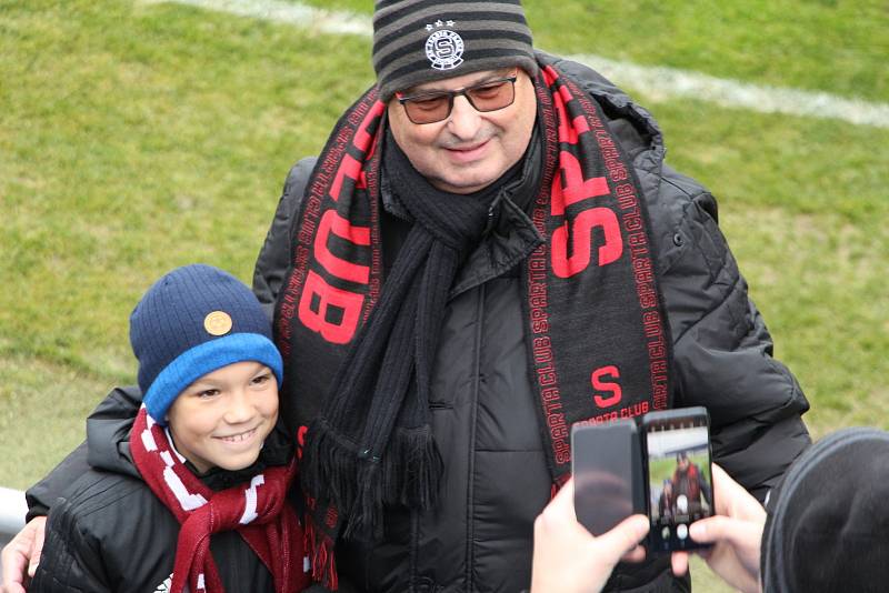 Fotbalisté Slovácko (bílé dresy) se v 15. kole FORTUNA:LIGY utkali s pražskou Spartu. Šlágr sledoval vyprodaný stadion.