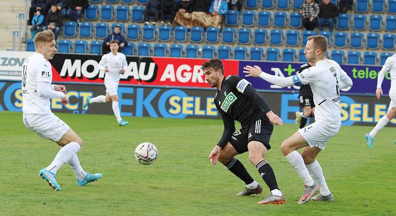 Fotbalisté Slovácka (bílé dresy) ve 28. kole FORTUNA:LIGY zdolali poslední Karvinou 3:1.