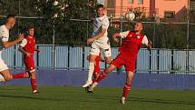 Fotbalisté Slovácka B (bílé dresy) ve středečním vloženém zápase 17. kola MSFL zdolali Viktorii Otrokovice 4:0.