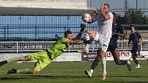 Fotbalisté Slovácka (bílé dresy) na úvod letní přípravy přehráli druholigový Vyškov 6:1.