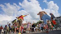 Magic festival 2018 v Uherském Hradišti. Kouzelné náměstí na Masarykově náměstí. Kouzelník Mišuge a Maxi  (vpravo)