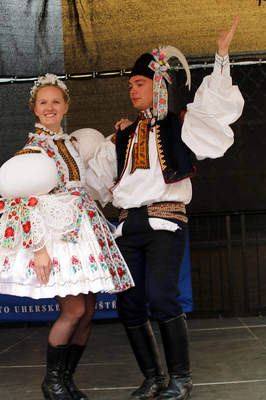 Slovácké slavnosti vína  2017. NEZAPLÉTAJTE MAMIČKO MŇA NA TUHO - účesy a obřadní úprava hlavy žen na Kolejním nádvoří