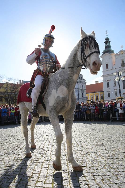 Žehnání svatomartinského vína na náměstí v Uherském Hradišti.