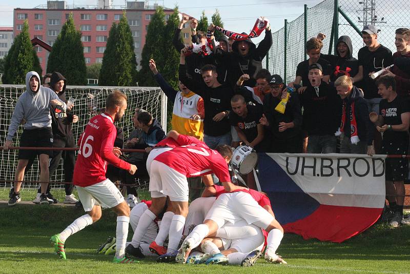 Fotbalisté Uherského Brodu (červené dresy) ve 2. kole MOL Cupu podlehli druholigové Jihlavě 1:2 a v poháru končí.