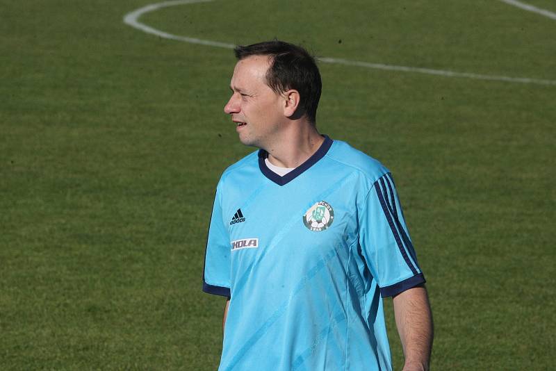 Fotbalisté Zlechova (modré dresy) pod vedením nového trenéra Pavla Cigoše prohráli doma na hody s Koryčany 1:3.