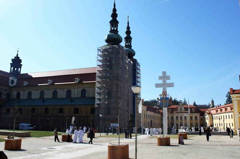 Na šest stovek kněží ze všech diecézí Česka, což je jedna třetina těch, kteří v naší vlasti působí, se včera sjelo do Velehradu na mši svatou, které se zúčastnil kardinál Dominik Duka.