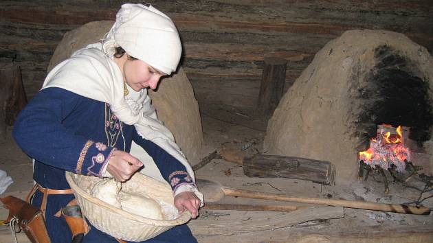 Lucie Herodková v archeoskanzenu pekla chleba ze čtyř kil mouky.