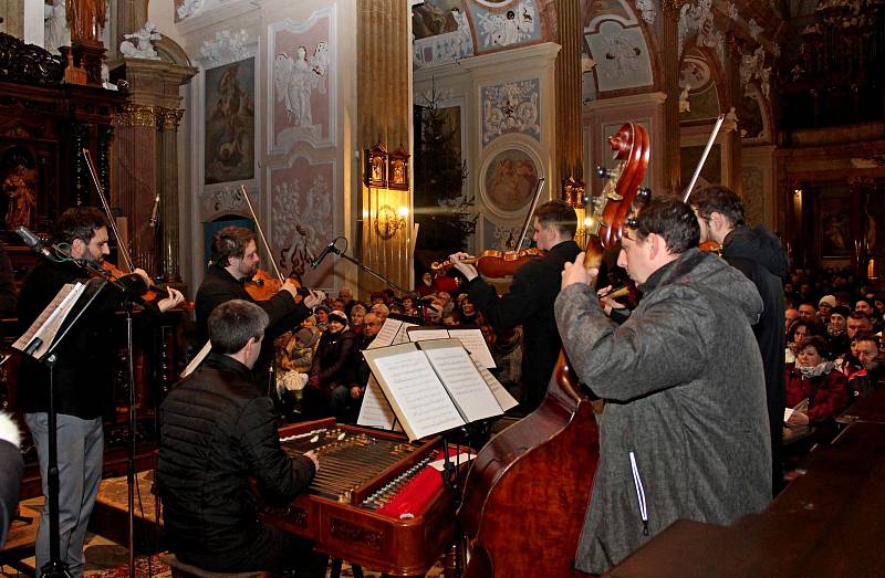 V DUCHU VÁNOC. Koncert cimbálové muziky Cifra a pěveckého sboru Viva la musica z Gymnázia v Uherském Hradišti přilákal do velehradské baziliky na 250 posluchačů.