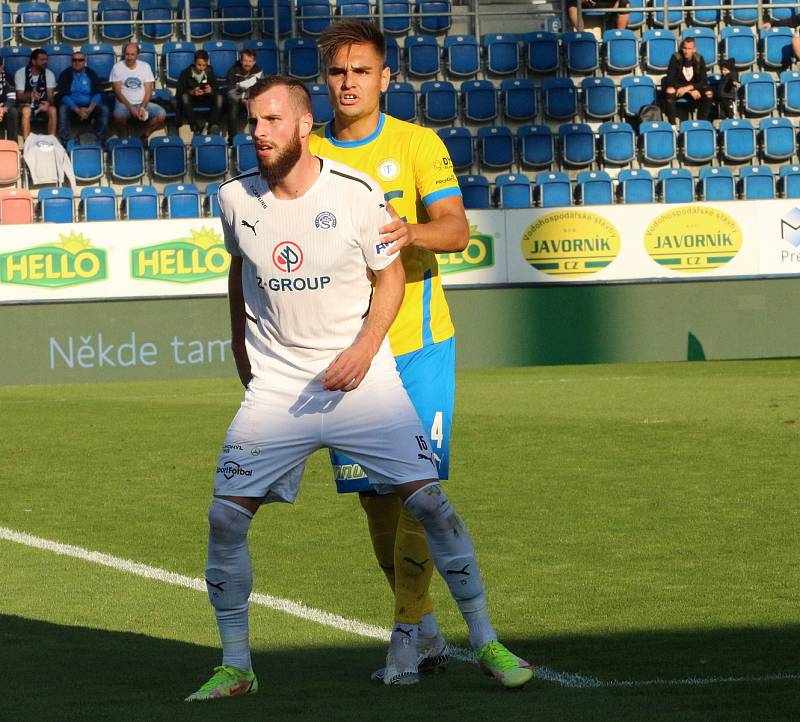 Fotbalisté Slovácko (v bílých dresech) v sobotním odpoledním zápase porazili Teplice 3:2.