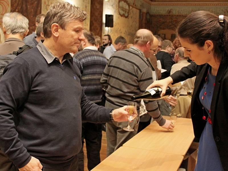 MEŠNÍ I KOŠER. Ve Slovanské sále Stojanova gymnázia ve Velehradě mohli v sobotu vínomilci a fajnšmekři ochutnat vína z různých zemí světa, ale i od vinařů ze Slovácka. 