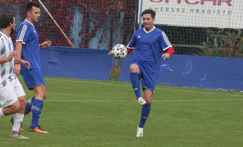 Fotbalisté Kunovic (modré dresy) v 11. kole krajské I. A třídy skupiny B i bez omluveného trenéra Chaloupky zdolali Těšnovice 2:1.