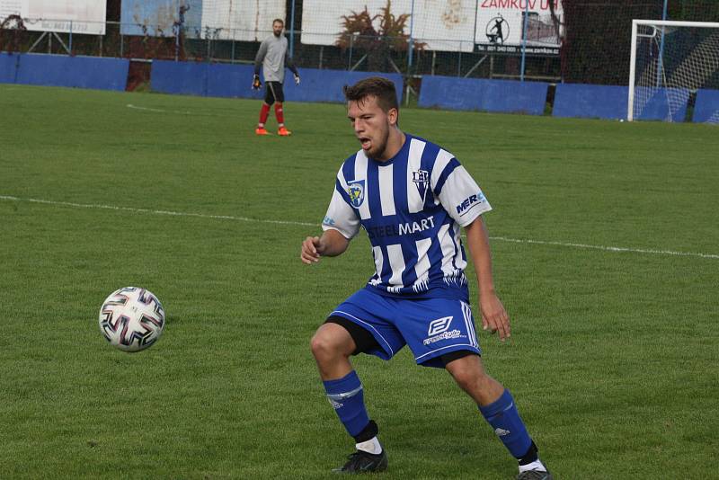 Fotbalisté Kunovic (žluté dresy) v 9. kole krajské I. A třídy skupiny B podehli doma Nedachlebicím 0:3 a v tabulce zůstali předposlední.